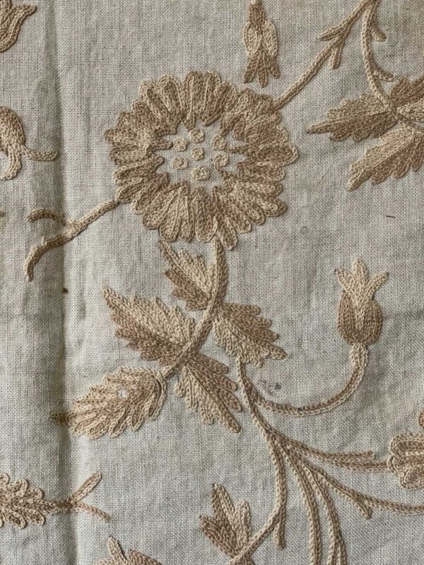 BEIGE FLOWERS ON CRUSHED LINEN