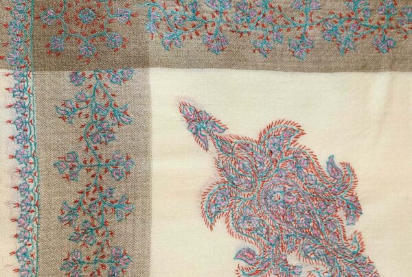 CREAM SCARF WITH EMBROIDERED BORDER AND CORNER MOTIFS - Image 5